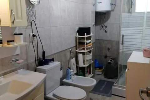 PRODAJE SE PROSTRANA PORODIČNA KUĆA – PODGORICA - slika 4