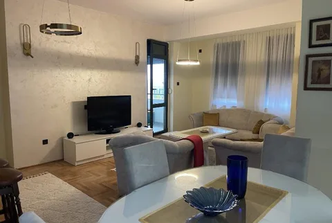 🇲🇪🏢 IZDAJE SE NAMJEŠTEN DVOSOBAN STAN – CENTAR PODGORICE - slika 3