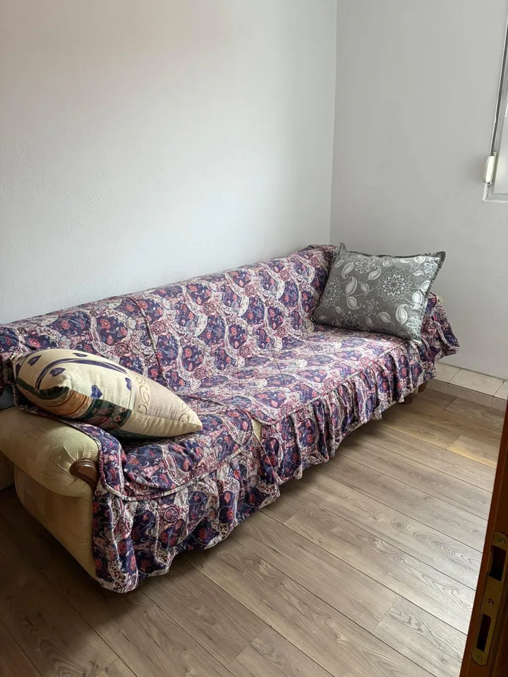 Izdaje se prostran četvorosoban stan - slika 6