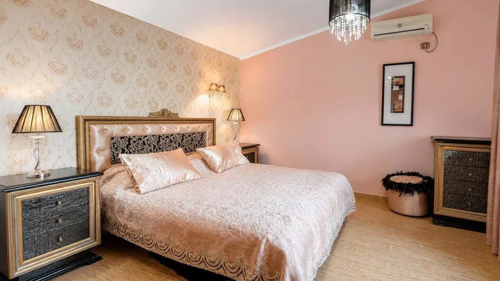 VILA SA BAZENOM I PANORAMSKIM POGLEDOM NA MORE – BEČIĆI 🏡🌊 - slika 2