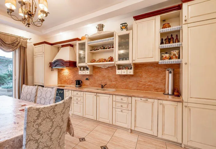 VILA SA BAZENOM I PANORAMSKIM POGLEDOM NA MORE – BEČIĆI 🏡🌊 - slika 5