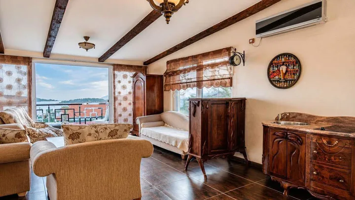 VILA SA BAZENOM I PANORAMSKIM POGLEDOM NA MORE – BEČIĆI 🏡🌊 - slika 7