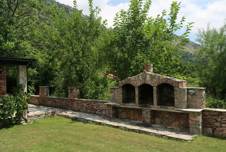 🇲🇪 🏨 MINI HOTEL SA RESTORANOM, BAZENIMA I VELIKIM PLACEM U PETROVCU – 2 KM OD MORA! [] - slika 2