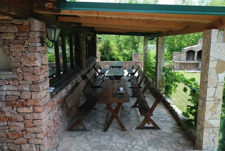 🇲🇪 🏨 MINI HOTEL SA RESTORANOM, BAZENIMA I VELIKIM PLACEM U PETROVCU – 2 KM OD MORA! [] - slika 3