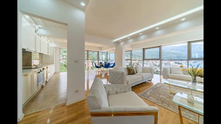 🇲🇪 IZDAJE SE LUKSUZNI PENTHOUSE SA PANORAMSKIM POGLEDOM – HARMONIA BY DUKLEY, BEČIĆI 🏡🌊 - slika 2