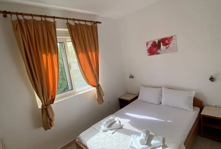PRODAJE SE KUĆA SA 5 APARTMANA – DOBRA VODA, BAR  📍 Dobra Voda, Bar - slika 2