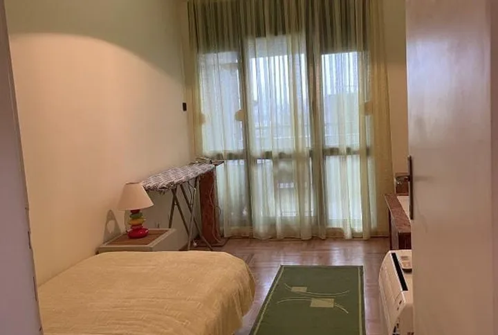 🇲🇪🏢 IZDAJE SE NAMJEŠTEN DVOSOBAN STAN – CENTAR PODGORICE - slika 2